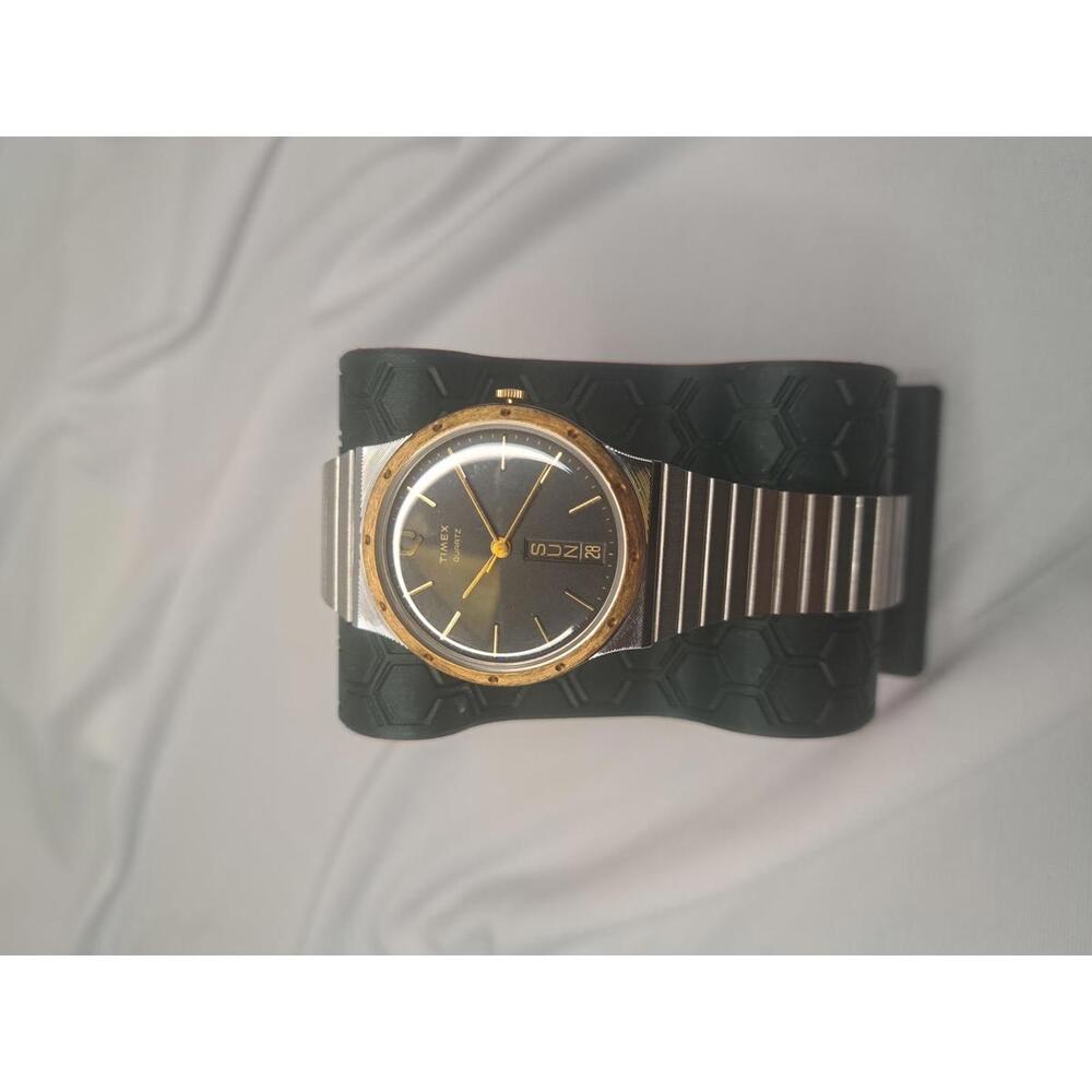 ULTRA RARE 1980 Vintage Timex Q - Vertical Day-Date at 6 - Model 810 - WORKING